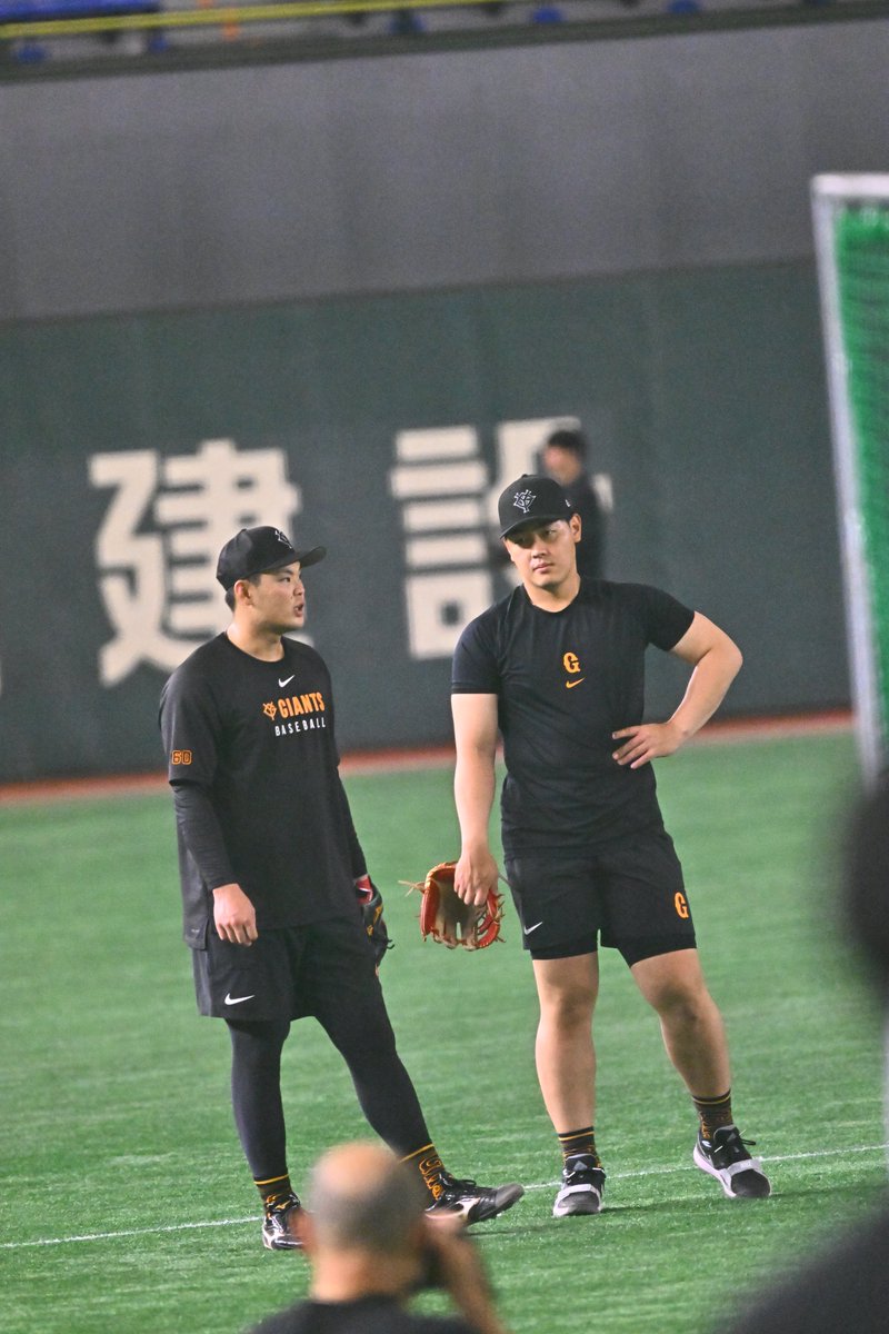 yori_6vi11's tweet photo. 2025.08.02

一時ともに故障班で過ごしてたお二人
一軍で再会

#岡本和真　
#荒巻悠 https://t.co/rBZ4stJGiK