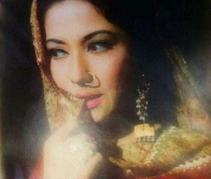 तुम्हें  याद है तुमने कहा था कि तुम्हें  #चाय का नशा है उस,

 वक्त कुछ नहीं  कहा हमने ,मगर आज कहते है हमें  तो बस 

     तुम्हारा  नशा है,,

होती है तुम्हारीसुबह  #चाय की चुस्कियों के साथ 

मगर हमारी शाम -ओ -सहर मुकम्मल  है तेरे नशे के साथ🌺

#सहर । #बज़्म_काव्यमंच