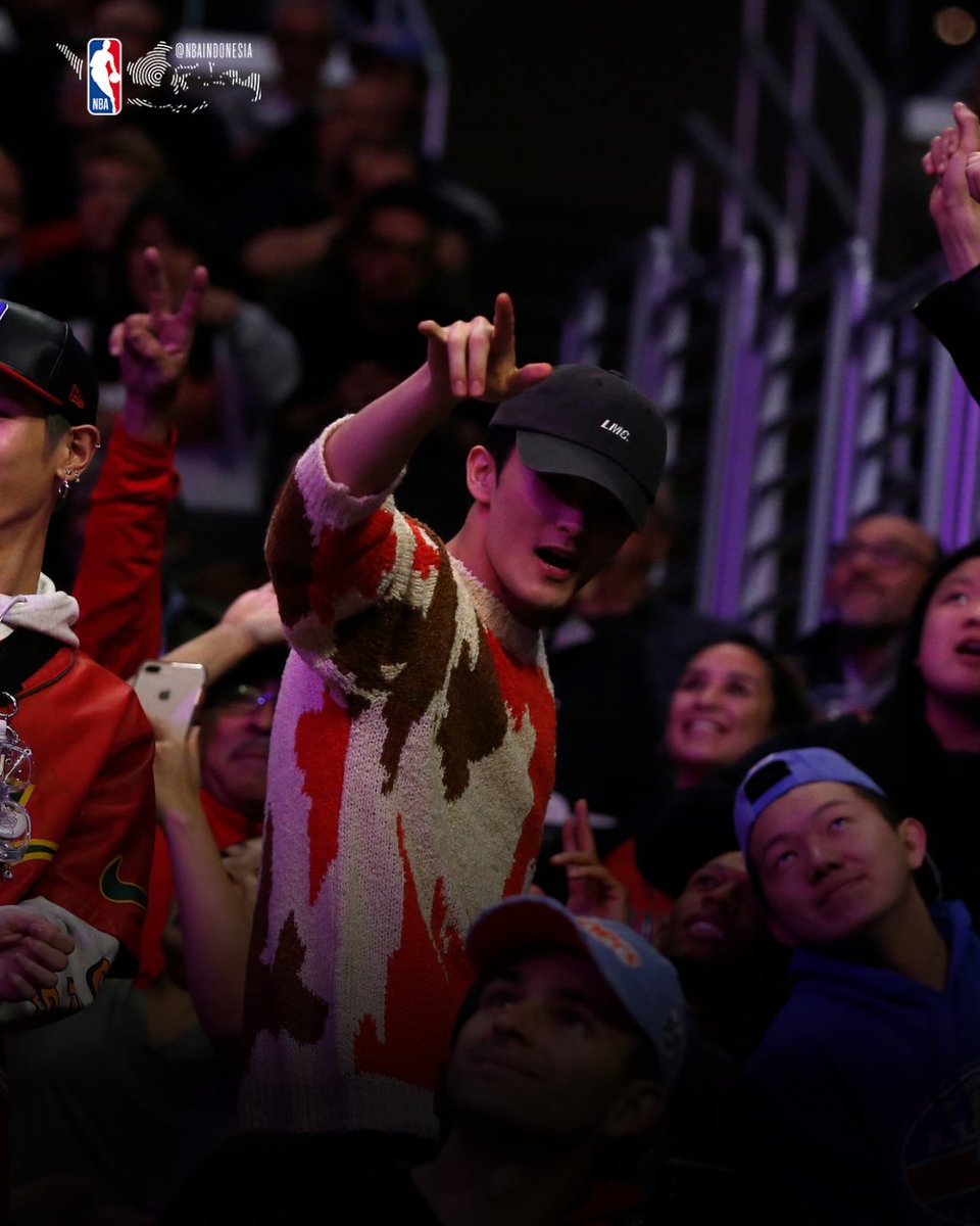 NBA_Indonesia's tweet photo. Throwback ke momen Mark Lee di NBA!

Kira-kira musim depan kita bakal lihat dia di courtside lagi gak nih, #NBAFans?

dan tentunya, Happy Birthday, Mark Lee! 🥳

#다시느껴_마크의_일구구구 #26JourneyswithMark #MarkLeeNCT #MarkLeeNBA https://t.co/oYdPVHQoWG