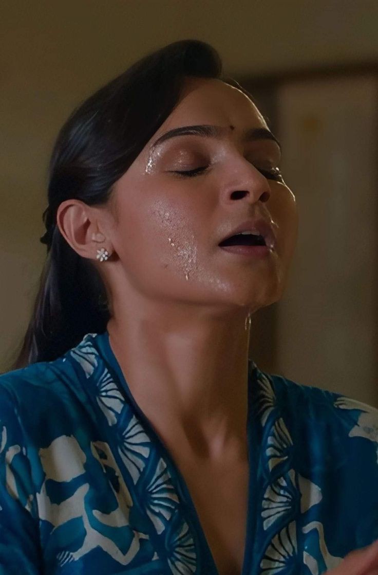 In public Toilet 

Stranger~ potta paiyale nalla moothiratha kudi da nara munda moothira kuduki 

Me~suma pesite irukama crt ah moonjila adinga

Stranger~public toilet la moothiram kudikiravaluku pecha pathiya potta nalla vaaya polanthu kamidi

Me~nalla aduchu vaila oothunga mama