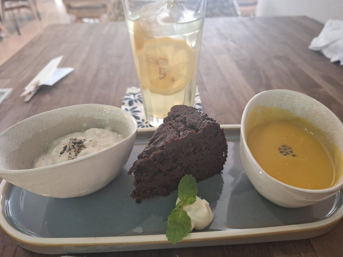 近所に出来た新しいカフェ☕️

自然のものを使ってるみたい(❁´ω`❁)

かぼちゃとおからと白いのなんだろう？😂w𐤔ʷ

説明なかった😂w𐤔ʷ

でも美味しい♥️