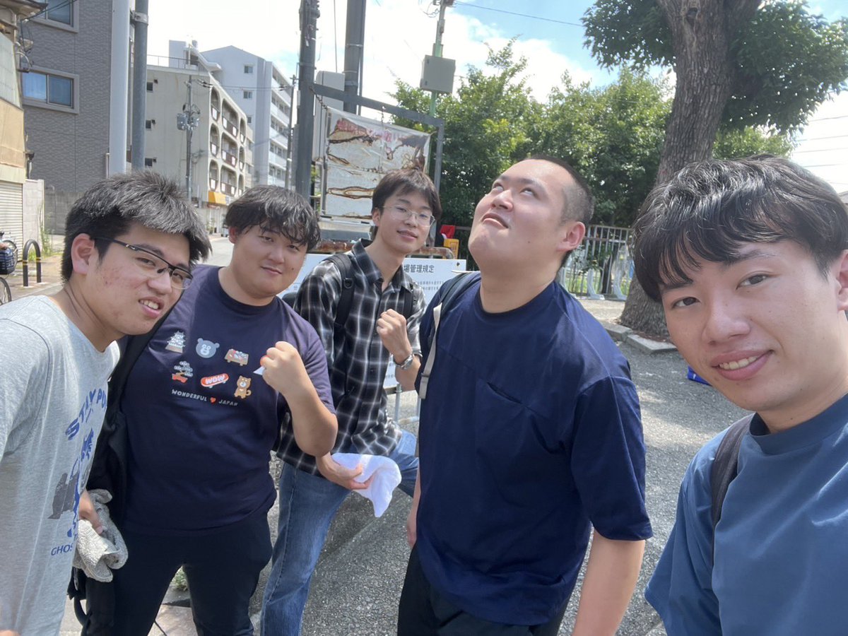〜大阪二郎系夏の陣〜
この暑さに打ち勝つためみんなで二郎系ラーメンを食べに行きました。
店の中はエアコンが壊れていて、汗だくになりながら貪りました(汁なし300g前マシチーズトッピング)。
3枚目は戦いに勝ち、やり切った顔のみんな