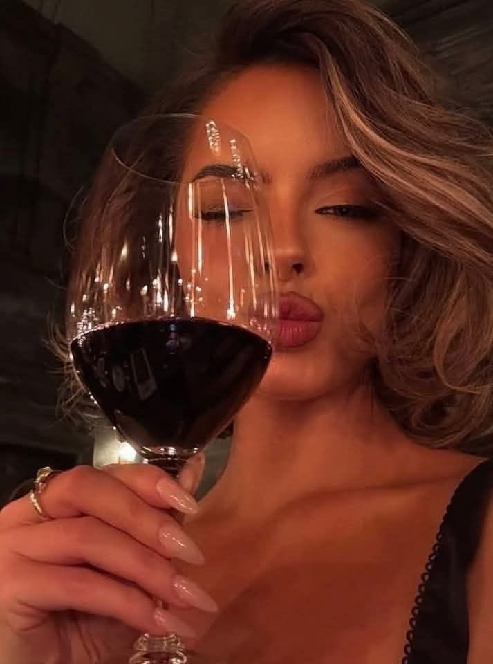.... 🍷✨🍷

Cheers to a beautiful start of a sexy weekend ‼️

Beautiful 
          Night 💫🤍✨

Feliz Noche ✨❤️✨

..

.... Besos 💋💋💋