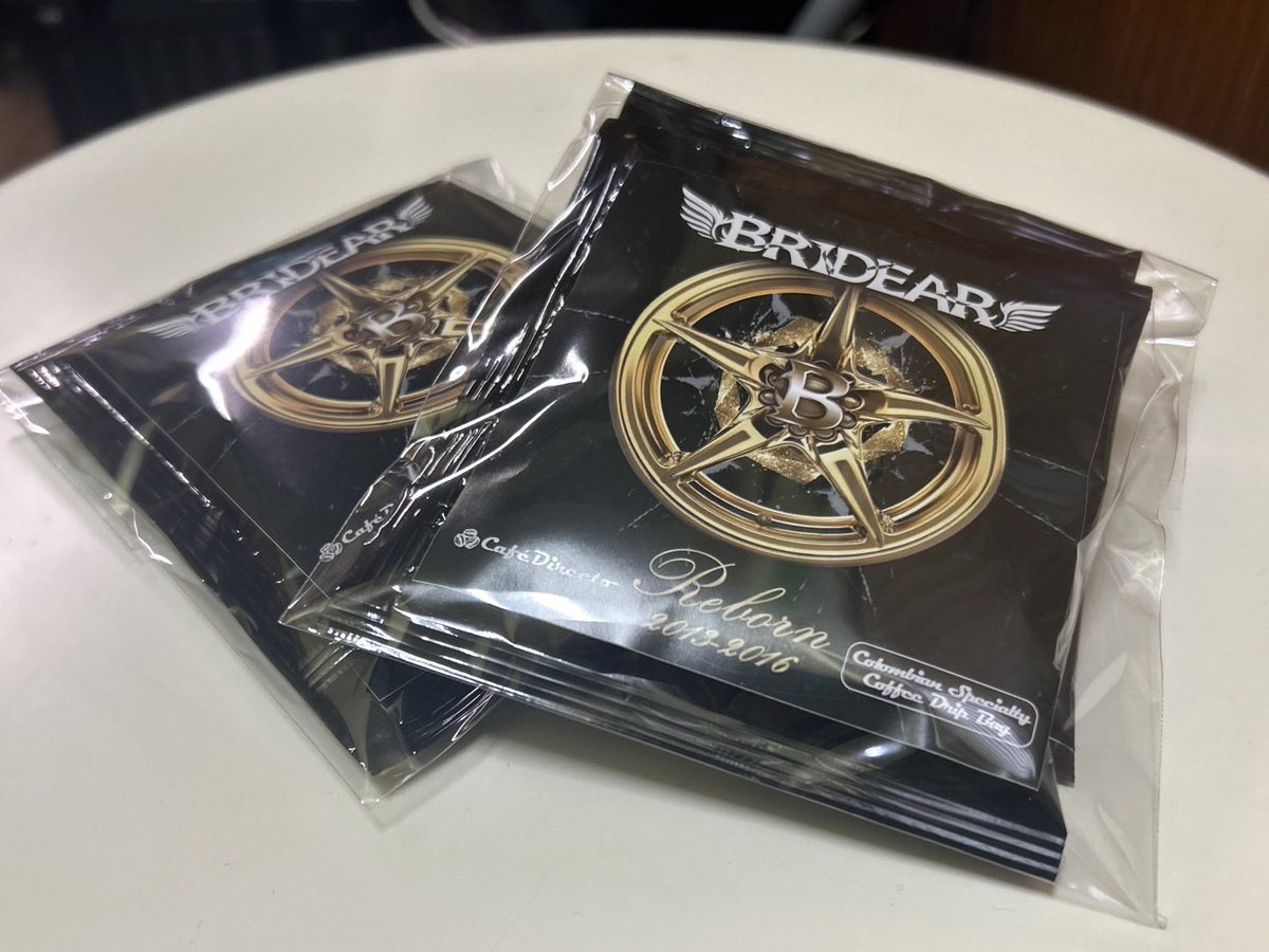 Bridear_info's tweet photo. ◤ NEW MERCH ◢

✨BRIDEAR COFFEE✨
< 2個入りセット / 1,000円 >

メンバー自ら豆をセレクトした、ドリップバッグが登場☕️
コロンビア直輸入、中深煎りのスペシャルティコーヒー。

ステッカー+プチサプライズ付き🎁
8/3より販売開始

Produced by Café Directo (合同会社メグスタ)

#BRIDEAR https://t.co/5L5Q0l1fMz