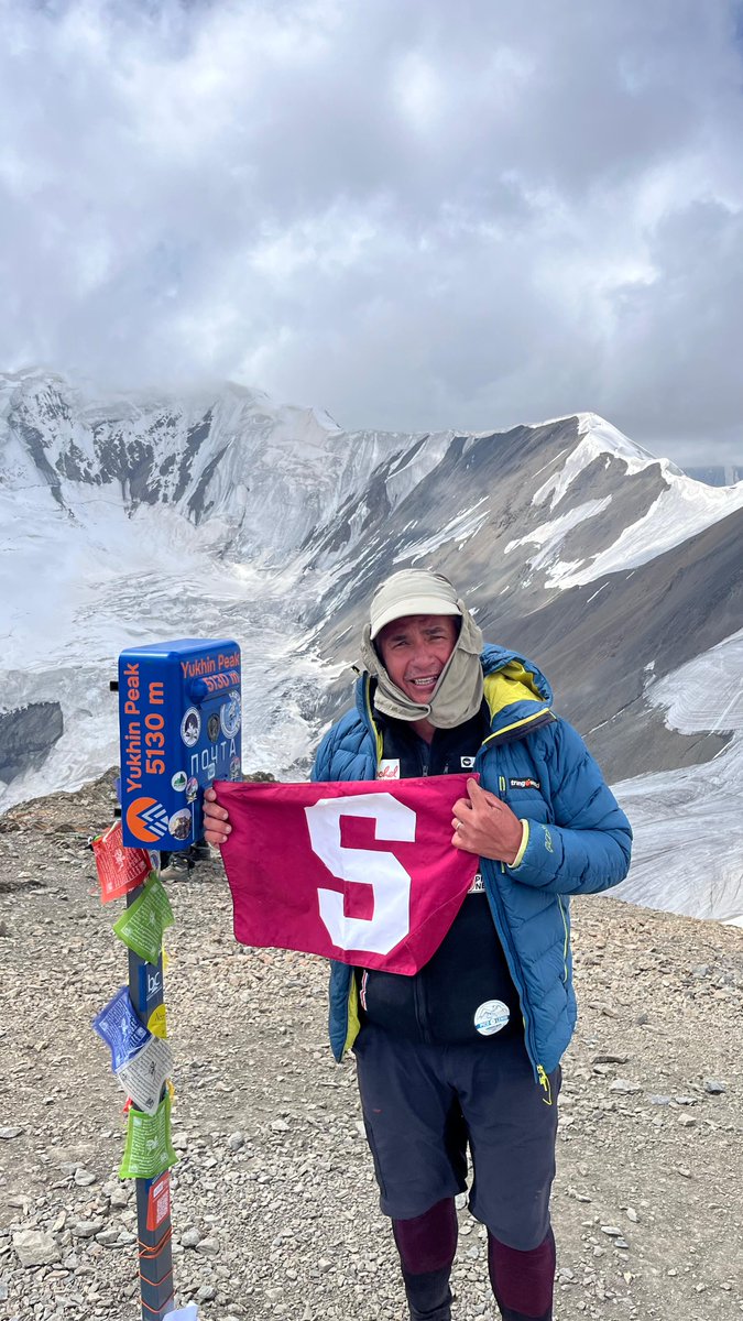 Desde alguna cumbre en Kirguistán, Warner Rojas nos envía esta fotografía donde ondeó por todo lo alto una bandera de nuestro equipo 💜✨