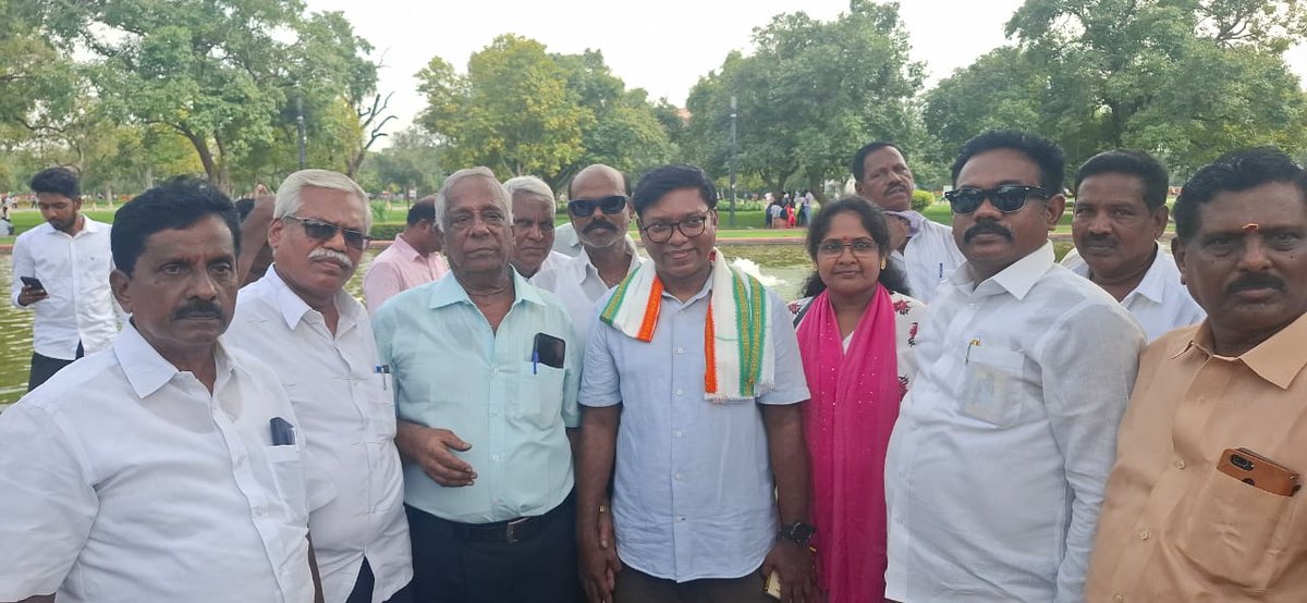 புது தில்லி விஞ்ஞான பவனில் நடைபெறும் அகில இந்திய வழக்கறிஞர் மாநாட்டிற்கு வந்திருந்த தமிழ்நாடு வழக்கறிஞர்கள் பலரை இந்தியா கேட் பகுதியில் சந்தித்து உரையாடினேன்.