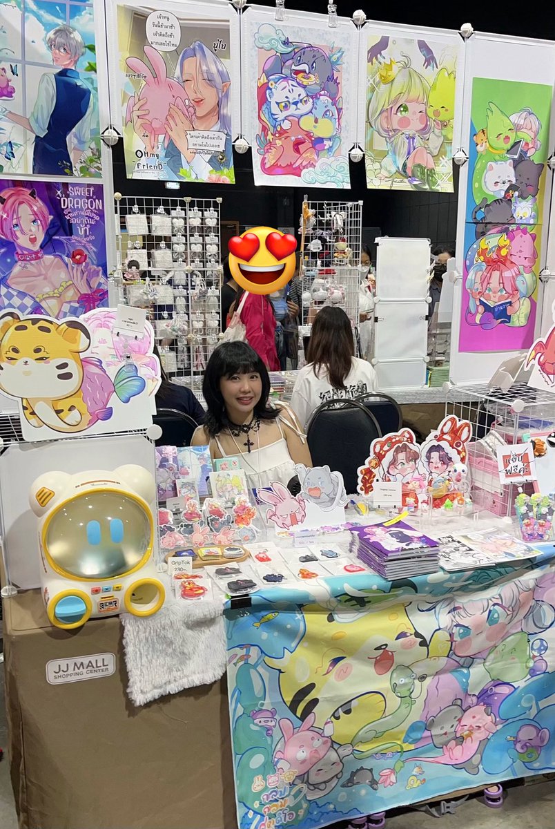 พร้อมแล้วที่B4ค่า 🫶🏻💖

ไม่เคยเล่นใหญ่เท่านี้มาก่อนเลย เขิน 😳 ใครผ่านมาแวะมารับที่คั่นหนังสือ  จุ่มเด็กๆกาชา มาทายกันได้นะคะ! 

 #YBOOKFAIR10