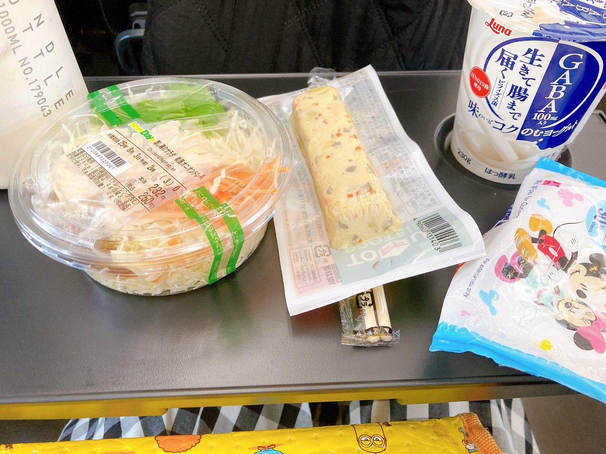 なぜか昨晩からお腹がすごく空くので特急でコンビニ飯食べちゃう😣