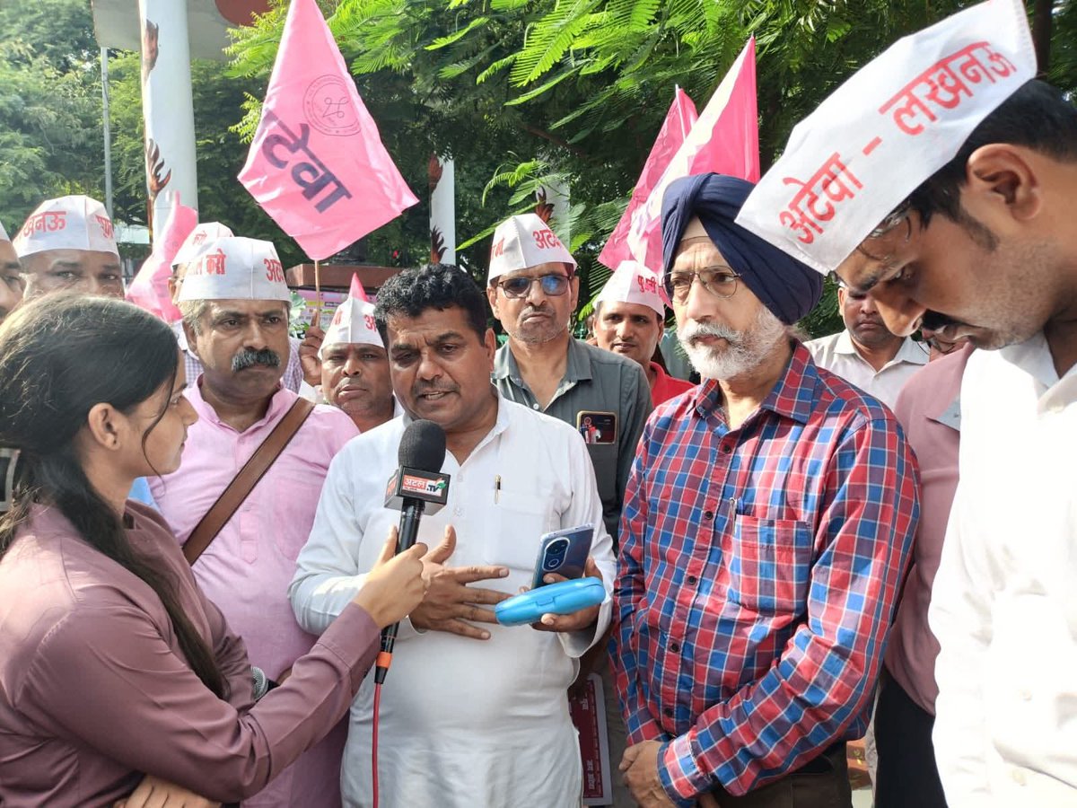 KD stadium लखनऊ में NMOPS के राष्ट्रीय अध्यक्ष विजय कुमार बंधु एवं FANPSR के राष्ट्रीय अध्यक्ष कामरेड अमरीक सिंह ने NPS/UPS के ख़िलाफ़ रोष प्रदर्शन व्यक्त किया । एवं पुरानी पेंशन बहाली की माँग की ।
#NMOPS #FANPSR #IREF