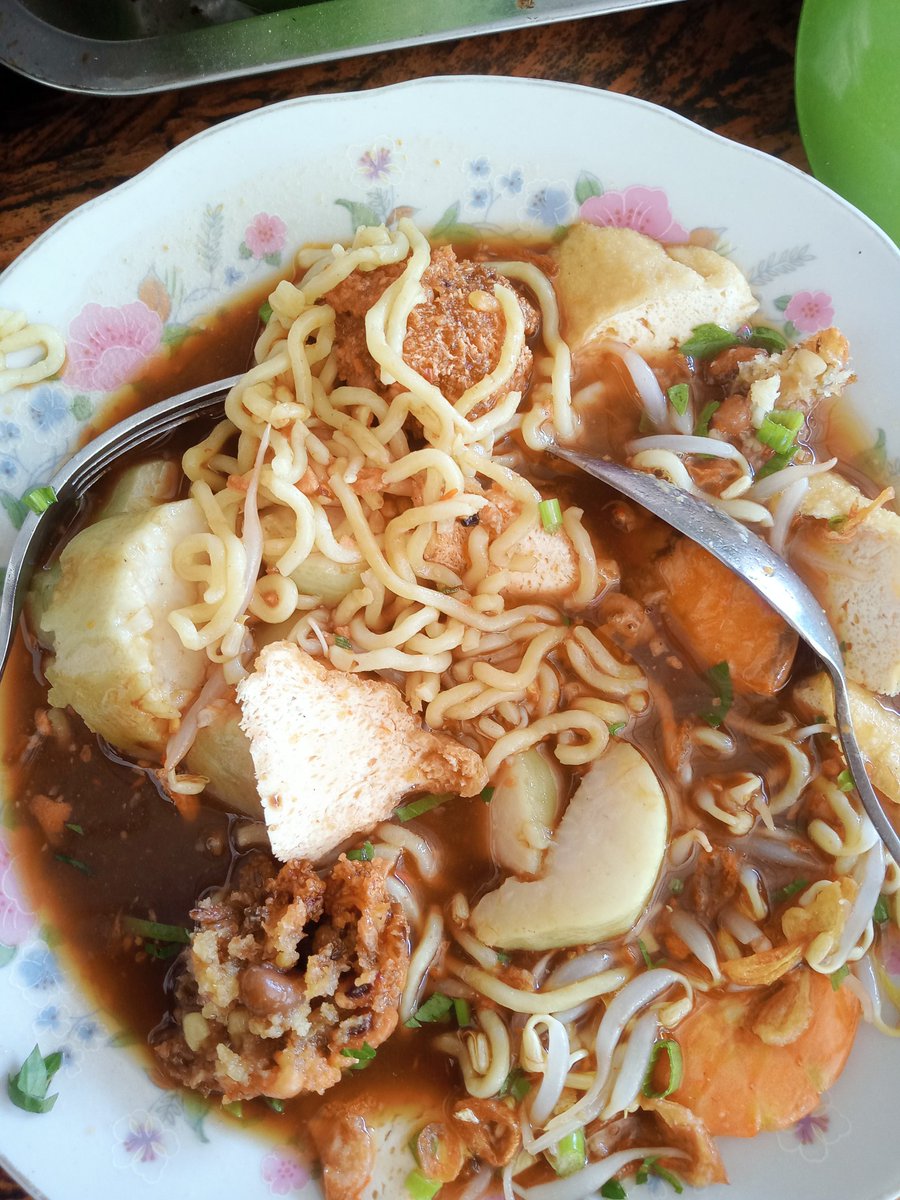 Ingat ilmu ilalang, makin tinggi omonganmu, makin cepat dibabat habis.
Aku ilmu kecambah aja, bisa dijadiin lontong mie, lontong balap atau toge goreng.

Ronde 2