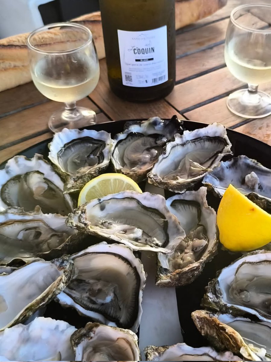 Apéro libertin en mer pour faire connaissance (le nom de la bouteille de vin annonce la couleur), diner avec un couple avec lequel nous avons sympathisé afin de confirmer que le feeling passe très bien et pour la suite, les vacances c'est fait pour ne pas dormir, non ? Alors nuit