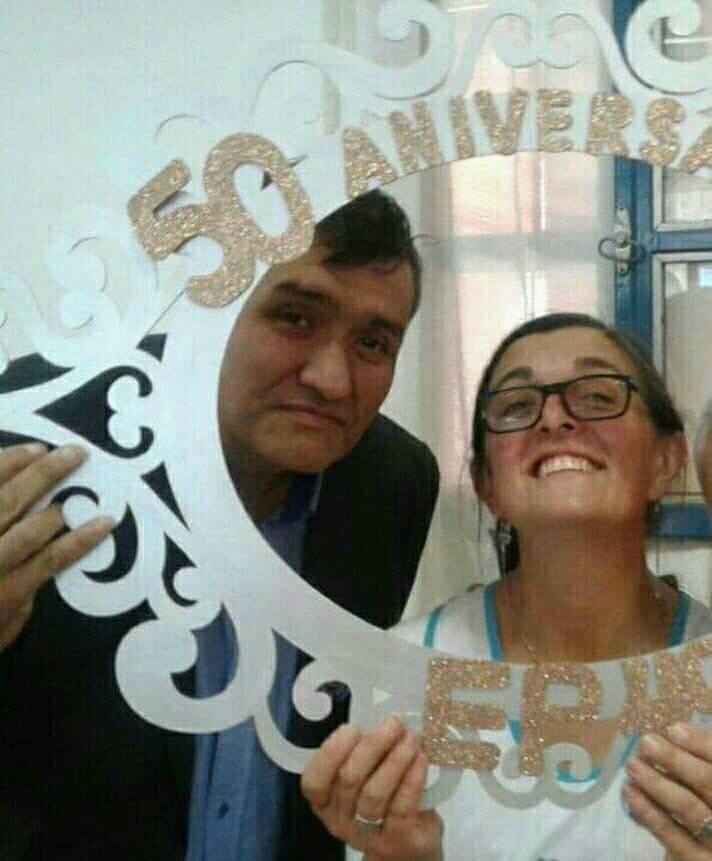 Hoy, una vez más, a las 8:06, se detuvo el mundo, en la hora marcada para siempre en los corazones de las y los educadores. Sandra y Rubén. Rubén y Sandra.
Es la hora que nos recordará a estos queridos maestros de la Patria que hicieron honor, con su tarea,  a la noble igualdad.