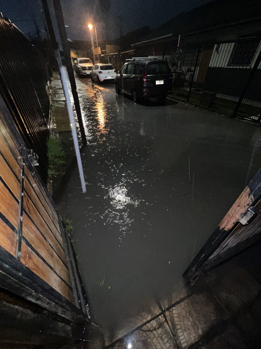 Daniel1toOne's tweet photo. @Reclamos_SMAPA hemos tenido este mismo problema todas las lluvias del año, el desagüe con la cámara del pasaje están tapados y se mezclan aguas lluvias con desechos!! Ya estamos aburridos de llamar y no nos den solución @SERNAC https://t.co/6uOHVlyD6b