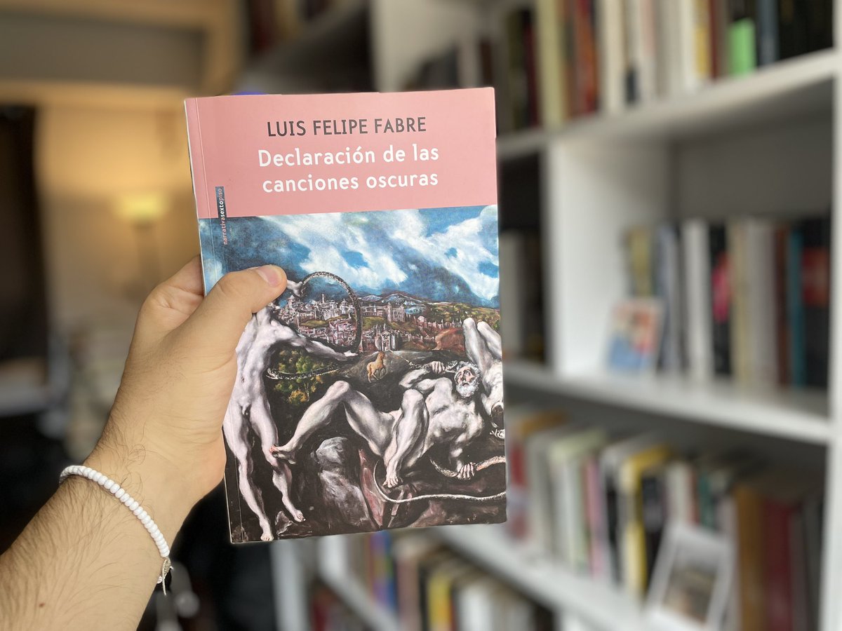 Qué belleza de frase:

“El aromado escándalo de su cuerpo”