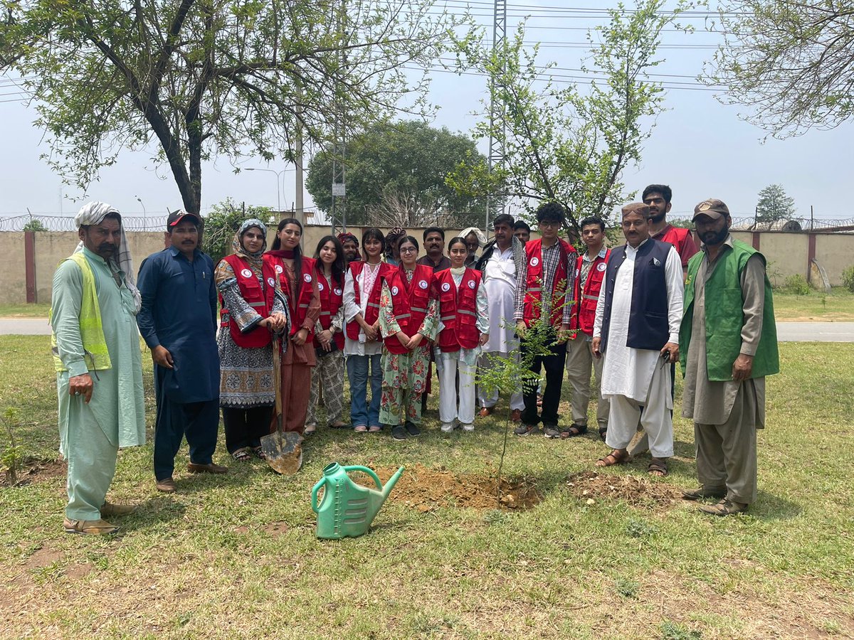 Under the PRCS Youth Mentorship Program (Batch 1, Group 6), Project Zameen brought action to the streets of Itwaar Bazaar and Commercial Market. 

In collaboration with CDA, 100 trees were planted to combat rising temperatures.

#PRCS #ProjectZameen #YouthForClimate #Green