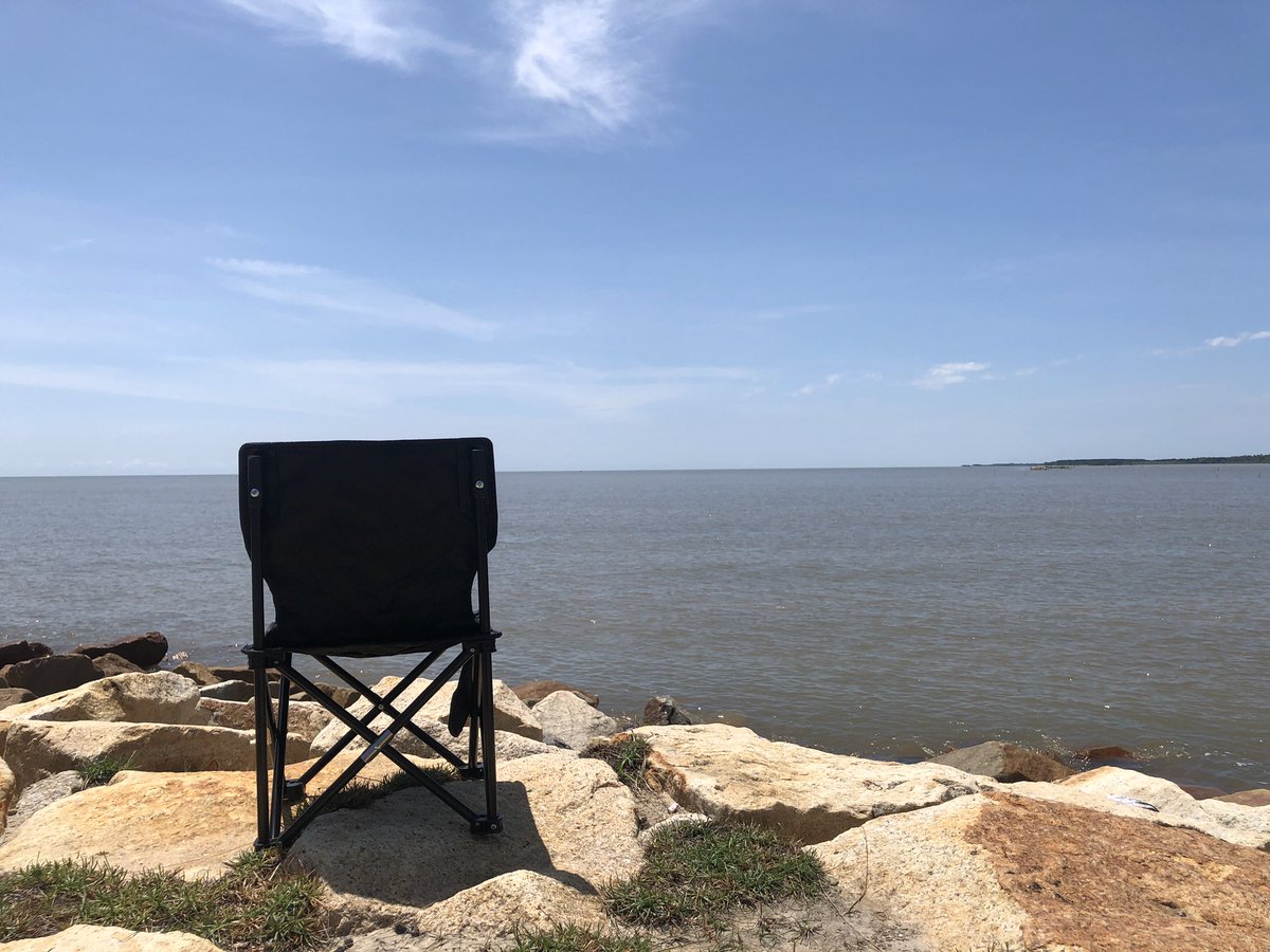 kursi kosong siang bolong