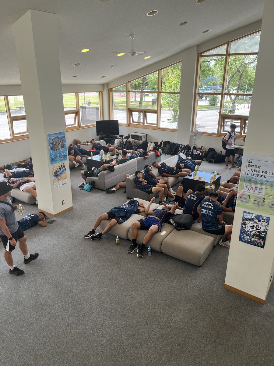 寝る子は育つ‼️

ラグビー合宿って2部連だと、大体こうなりますよね。
by元ラグビー部スタッフ

#KOBELCOCUP #菅平 #高校ラグビー