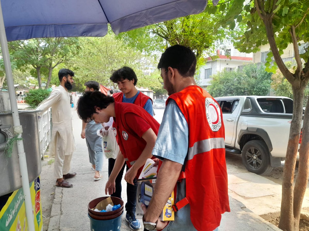 Under the PRCS Youth Mentorship Program (Batch 1, Group 7), Project: Bunyad-e-Markaz was launched to empower local street vendors in I-10 Markaz, Islamabad by promoting hygiene, digital inclusion, and environmental care. 

#PRCS #BunyadEMarkaz #YouthForChange #StreetVendorSupport
