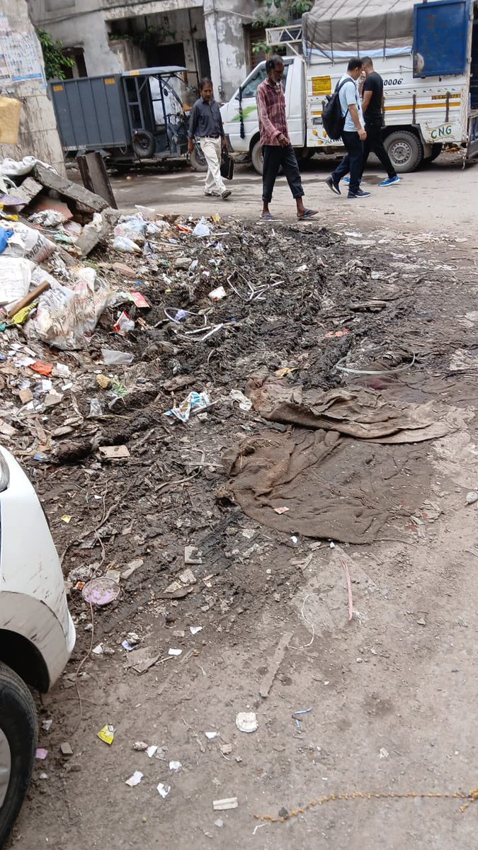 cavishalpandey's tweet photo. @LtGovDelhi @CitySpzone It is matter of disgust that Public Urinal opposite Shiv Ashram, Off S.P. Mukherjee Marg, Delhi-06 has been turned into garbage dump with stinking & filthy slush creating unhygienic environment thereby exposing people to diseases. Shame @MCD_Delhi #MCDCare https://t.co/Ut0SjHQQep
