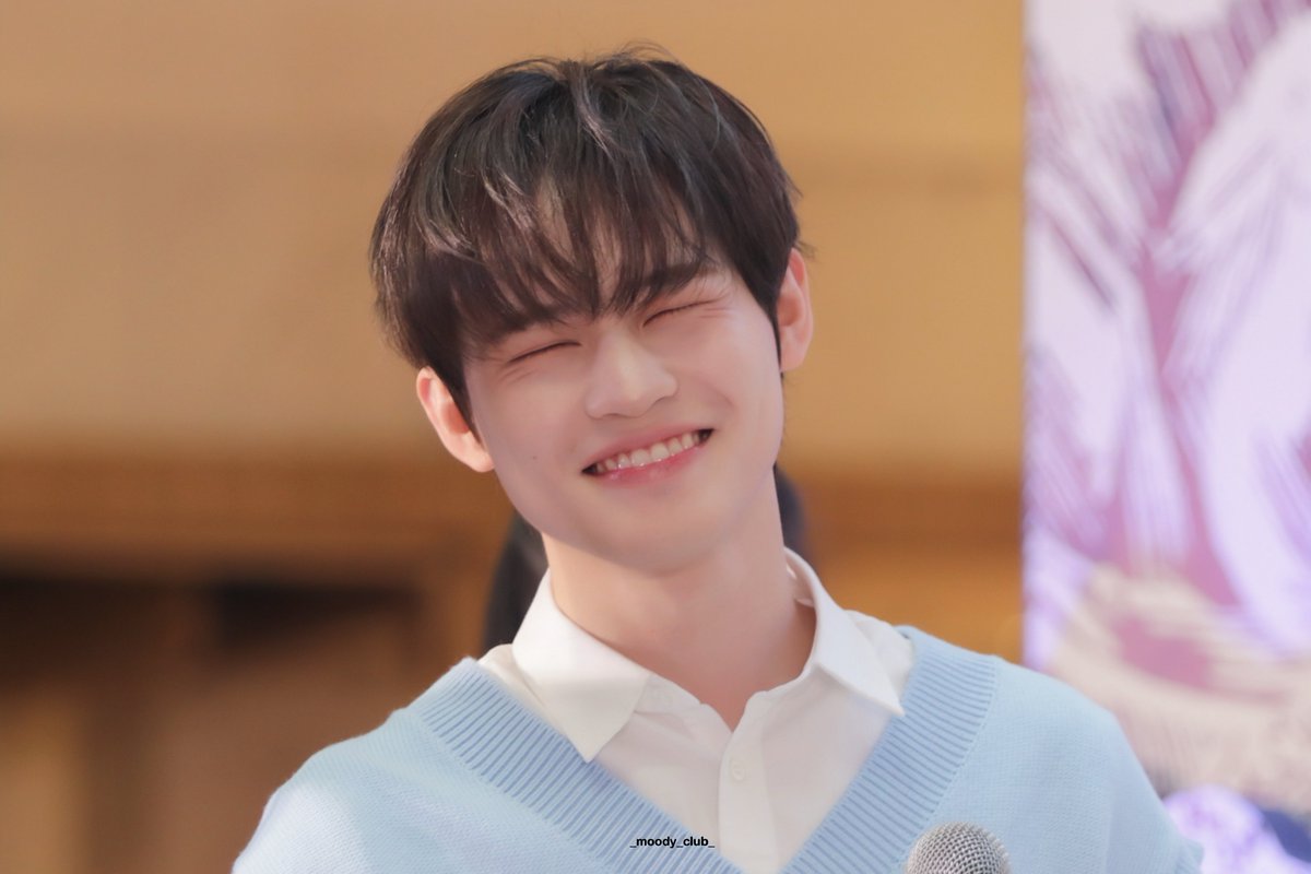 250802  

웃을 때 정말 고양이 됐어요 😸

#천러 #辰乐  #CHENLE #NCTDREAM
#CHAGEEIDwithCHENLE