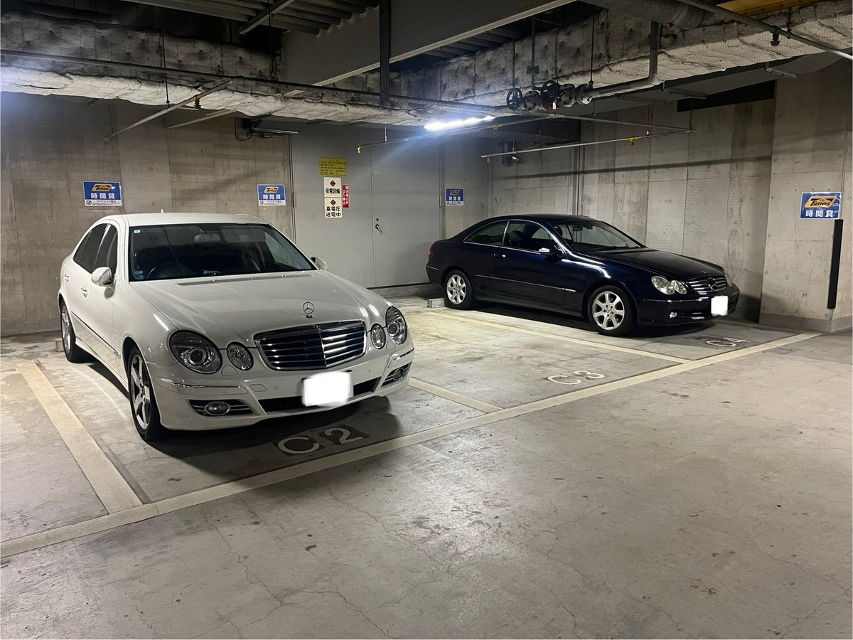 Josh816421969's tweet photo. ランチ先駐車場に同世代車のW211がいたので、ついお近くに駐車(隣には停めません笑)。
こう見るとCLKのコンパクトさが分かりますね〜。

W211のオーナーさんも、車取りに来た際にCLKを見てニヤニヤしてくれるでしょう😁 https://t.co/aYXcOVR2JV