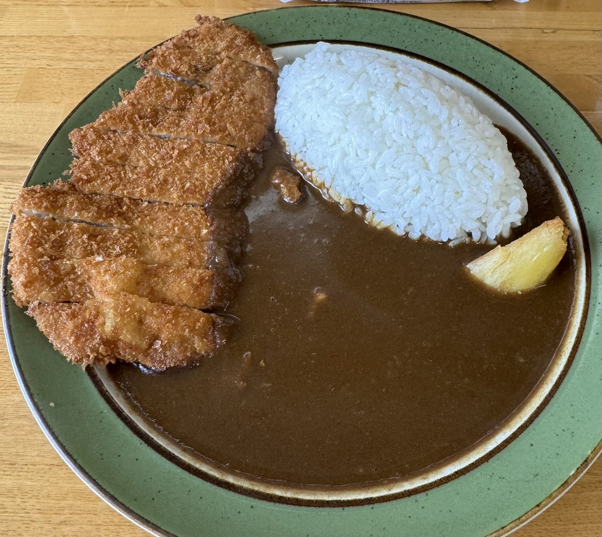 UzuMaro_cat's tweet photo. 当麻のMERBでカツカレー。ビジュアル最高。まず感じるのは甘み。そして苦味と酸味と旨味がやってきて最後に爽やかな辛味が残ってスパイスの香りが抜けてくの。たまらんがな。サクサクのカツにたっぷりカレールーを纏わせたらなまらうめーー!!!ごちそうさまでした!!
#当麻町
#カレー
#MERB https://t.co/fOUj8pRDZD