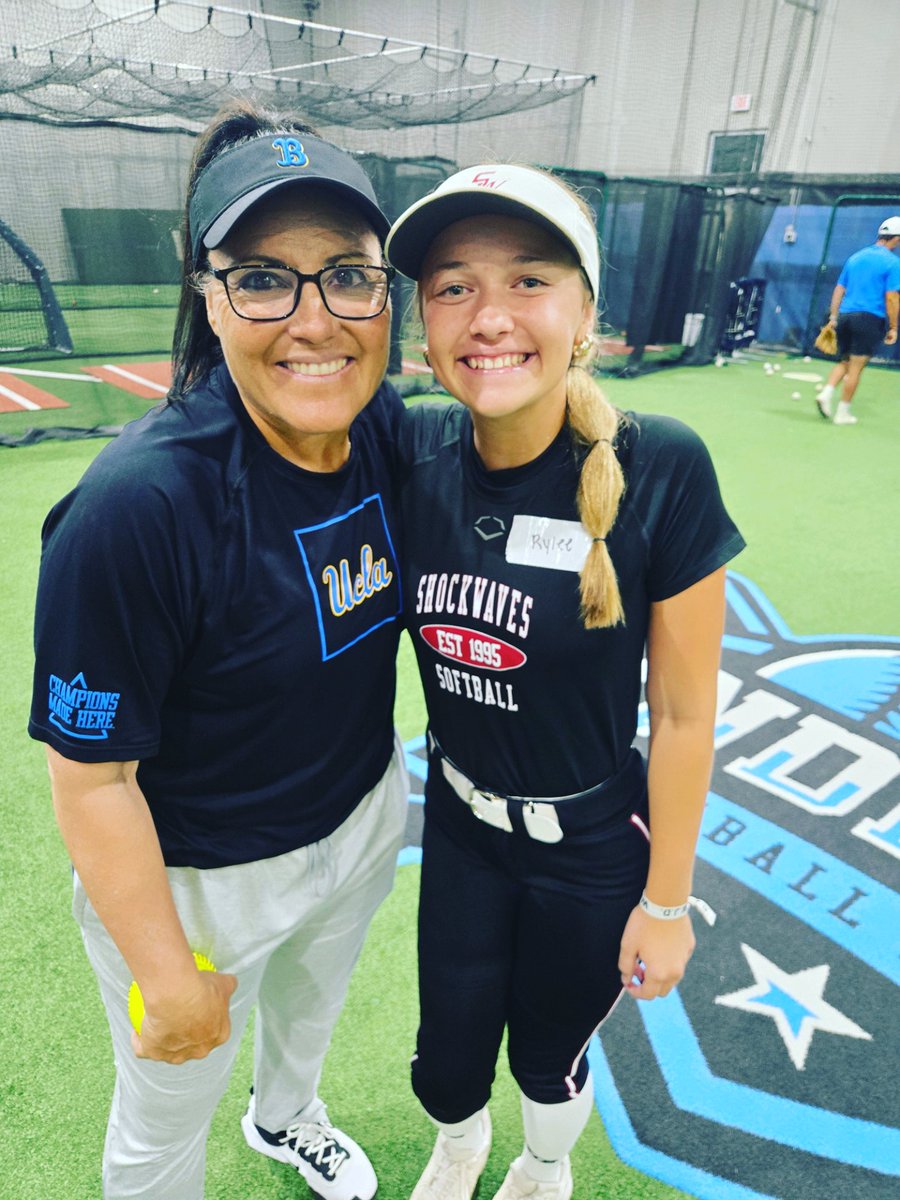 I pitched at the Indiana Shockwaves Lisa Fernandez camp this evening!
Thank you to Coach Fernandez <a href="/UCLASoftball/">UCLA Softball</a> and Coach Doug Gliss!
Thank you Alex Skirvin for catching me!