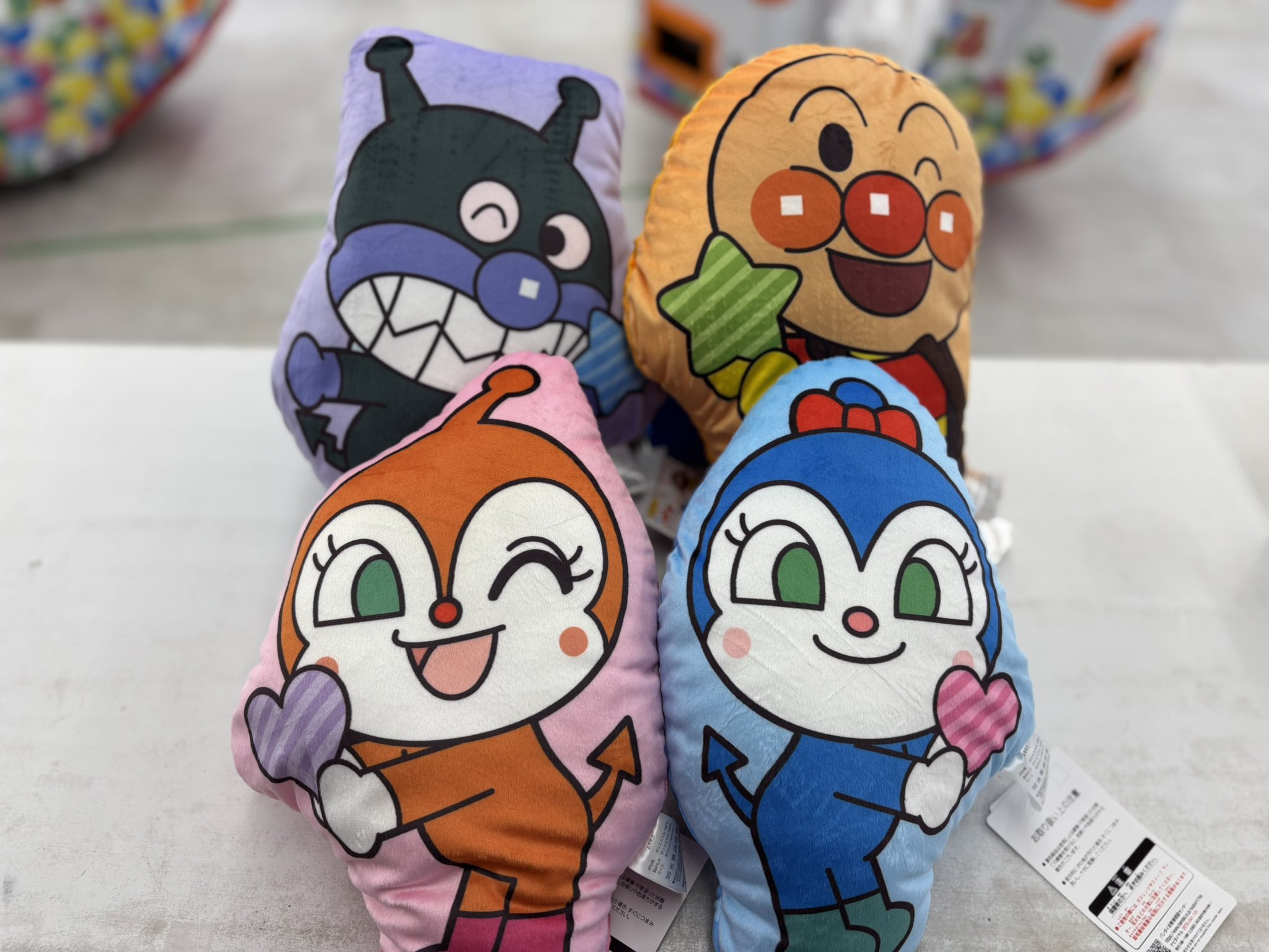 炭化したパンクッションおまけ付き ポンペイ展」で出土品をグッズ化した「炭化したパンのクッション