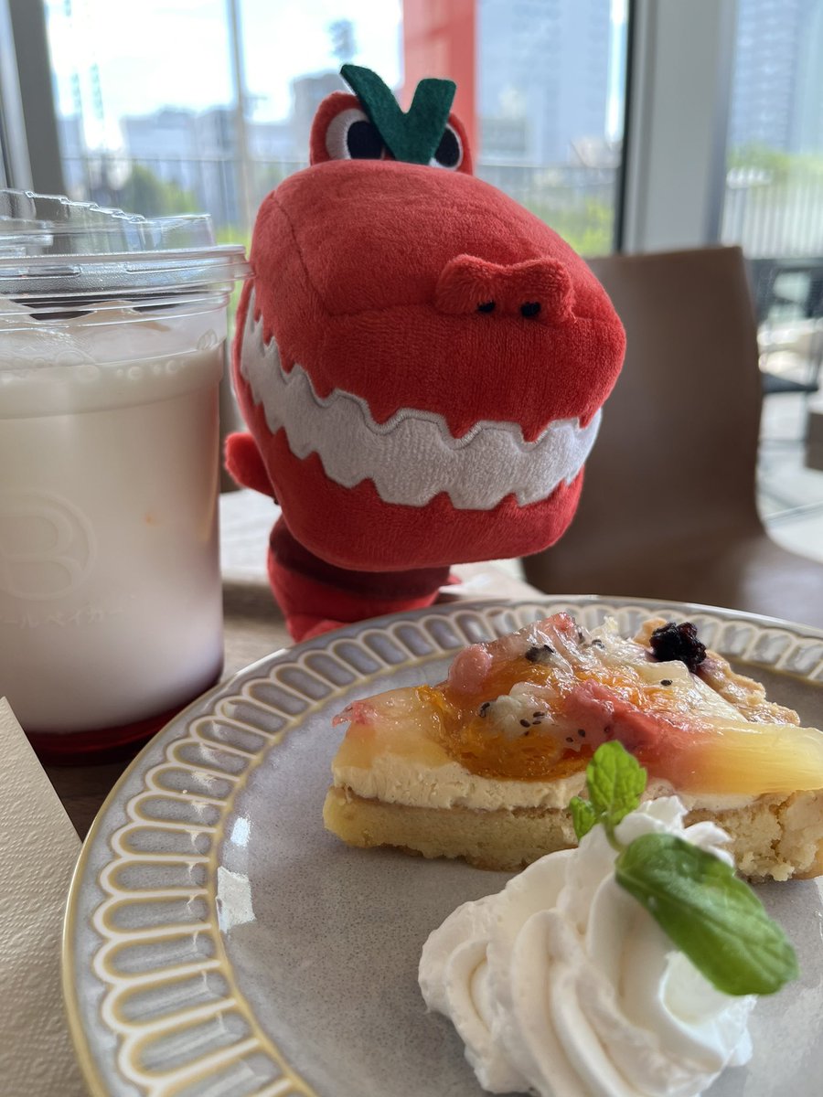 4sntu's tweet photo. スミダイルお誕生日おめでとうー🎉
取り急ぎフウガカフェでお祝い🎂
#わにばくたんのひ
#FUGACOFFEE https://t.co/qzGKaQT5ak