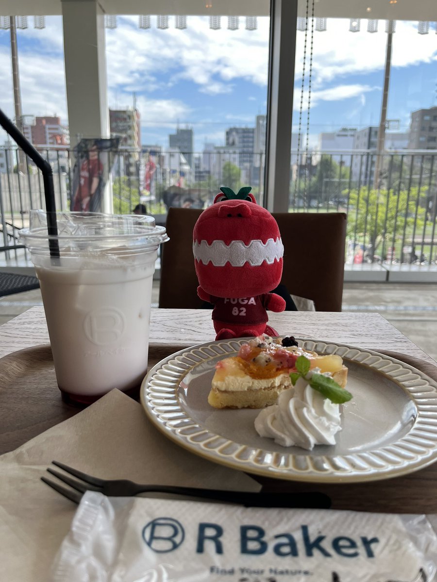 4sntu's tweet photo. スミダイルお誕生日おめでとうー🎉
取り急ぎフウガカフェでお祝い🎂
#わにばくたんのひ
#FUGACOFFEE https://t.co/qzGKaQT5ak