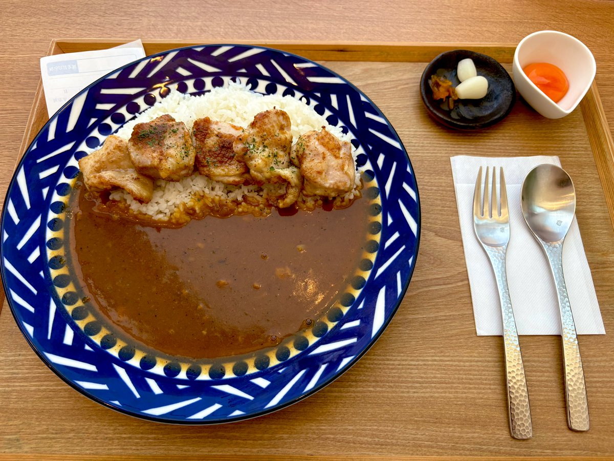 it921112's tweet image. 今日のお昼はザザシティ内の『キッチン奥田商店』さんで鶏肉のスパイスグリルカレー🍛
意外と甘めですが、だんだんとスパイスが効いてきて美味しいです🔥
味変の卵黄でマイルドにできますのでお好みで🥚
店内が綺麗で明るいので入りやすいのも良きです👍✨