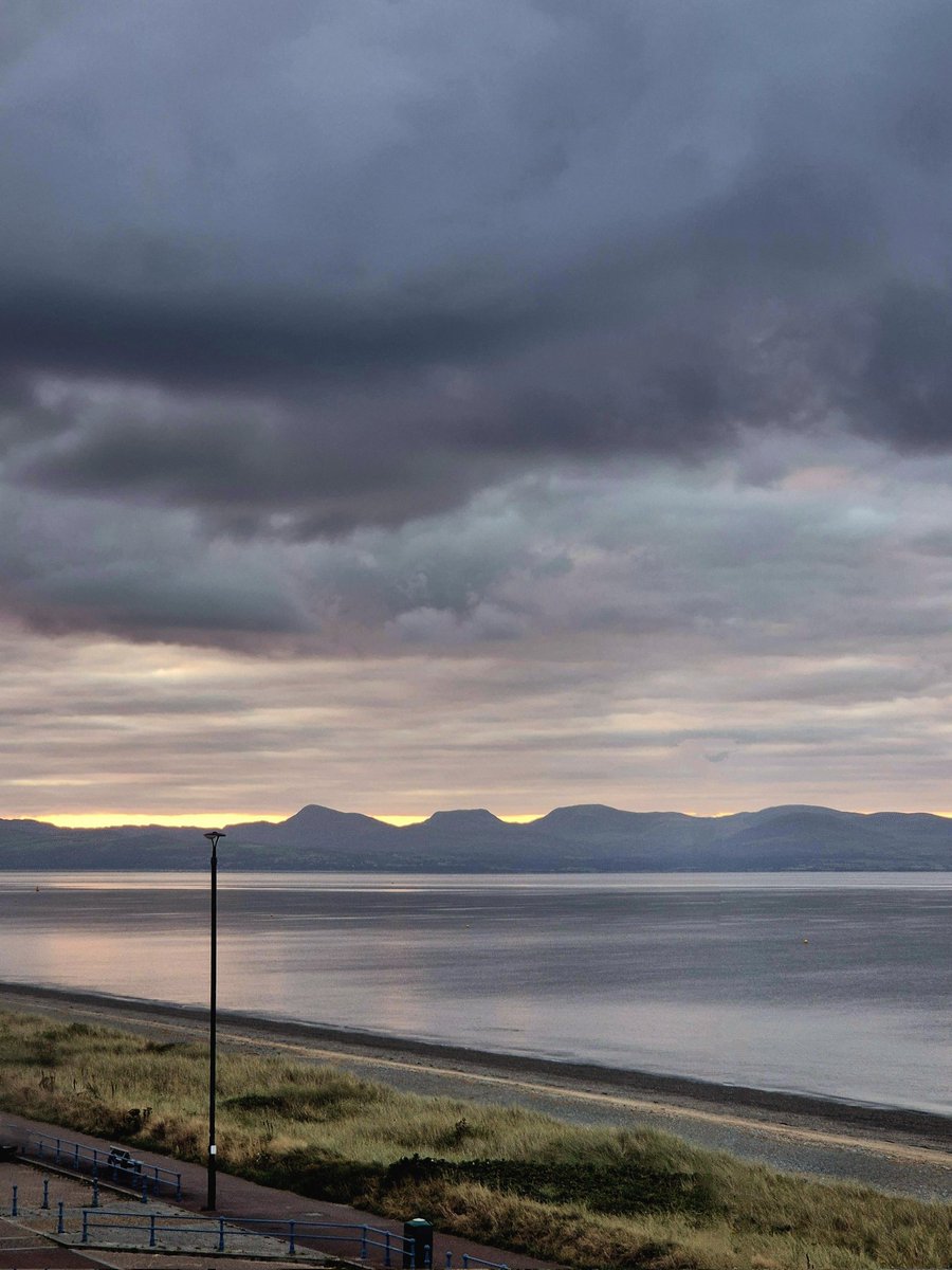 LZellas's tweet image. The sunrise is letting itself be caught again, now.
Looking towards Harlech. 
#saturdaysun