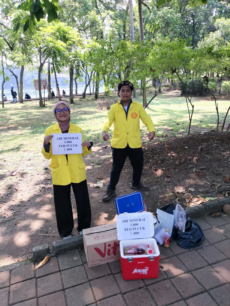 browniesos's tweet image. PADUS UI! yang haus siang-siang jangan sampai dehidrasi ‼️yukk guys belii air mineral dan teh pucuknya cuman 5rb ajaaa! #fisipui #sosmas #sosioui #berbagi #SOS