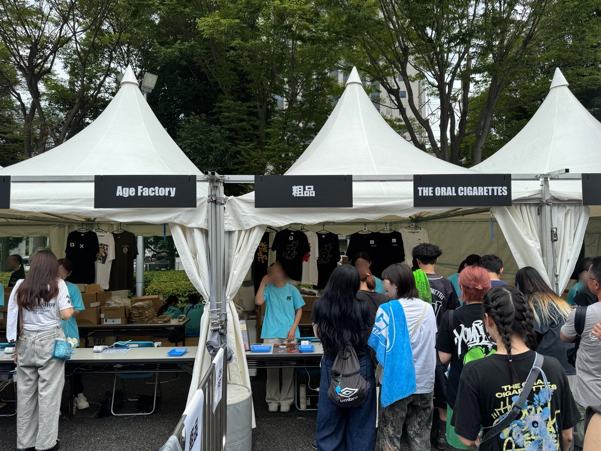 tsumu_3826's tweet image. 粗品
「今日は僕のファンの方もたくさん観に来ていただいてるみたいで、ありがたいですねぇ」

「ただぁ！
隣のオーラルにウチのレジ1個貸せるくらい、物販スカスカやったなぁ」

#NEWHORIZONFEST #Sammy #粗品