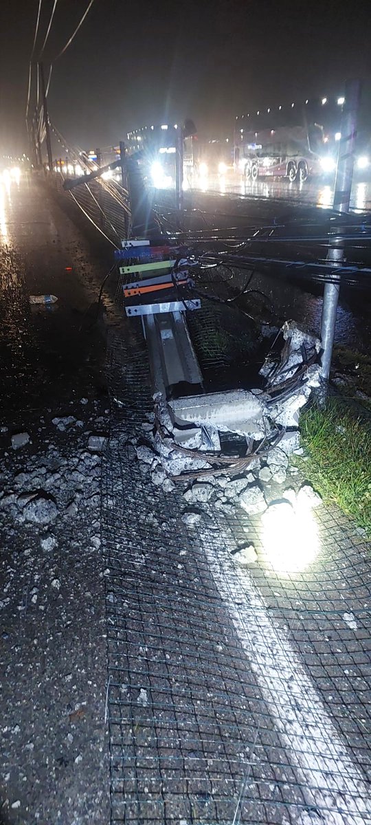 IEC-180 CONTROL STGO (@fdo2000) on Twitter photo 🔴Precaución por accidente de tránsito en Ruta 5 Sur sector Linderos en dirección al sur por colisión de vehículo menor con Bus Interurbano con posterior caída a zanja de este último, trabaja Bomberos Buin y ambulancias <a href="/biobio/">BioBioChile</a> <a href="/chile_accidente/">Accidente Chile</a> <a href="/Louisvasquez23/">LUIS@REPORTESCHILE 🇨🇱</a> <a href="/Pabl0Manzanares/">EMERGENCIAS CHILE.</a> 🔴Precaución por accidente de tránsito en Ruta 5 Sur sector Linderos en dirección al sur por colisión de vehículo menor con Bus Interurbano con posterior caída a zanja de este último, trabaja Bomberos Buin y ambulancias <a href="/biobio/">BioBioChile</a> <a href="/chile_accidente/">Accidente Chile</a> <a href="/Louisvasquez23/">LUIS@REPORTESCHILE 🇨🇱</a> <a href="/Pabl0Manzanares/">EMERGENCIAS CHILE.</a>