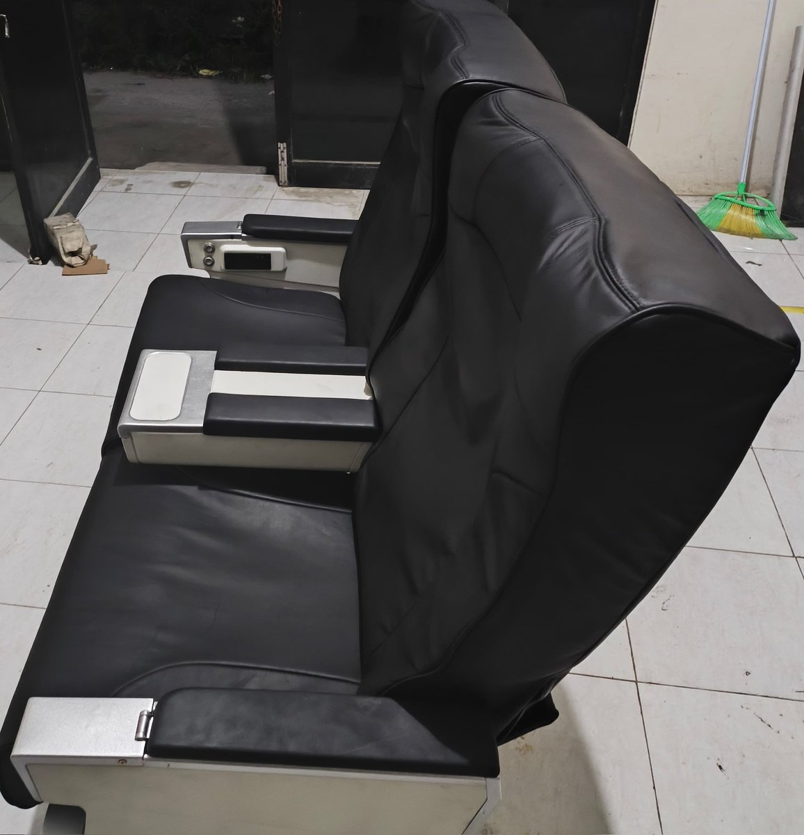 Merambah bisnis baru. Meubel seken
Refurbish sofa.
Siapa tau guwah bisa jadi pleciden, dan anak guwah bisa jadi wapres. Walaupun calon adik ipar guwah cuma hakim garis pertandingan badminton.
Namanya nasib siapa tau.
Ya gak ?
Doain ya Lurdz

Original.          Refurbished