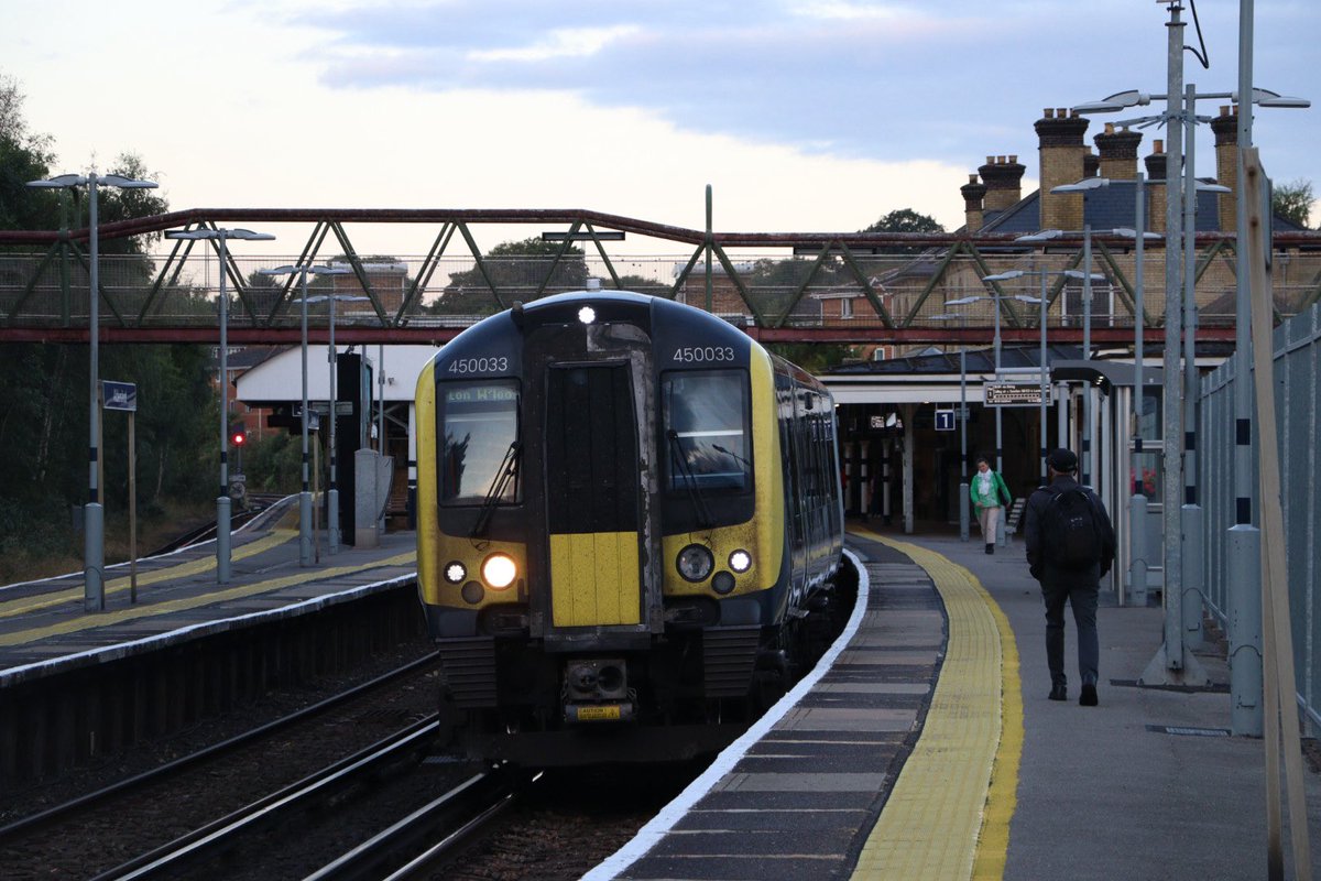 The arrival of 450033, 450079 and 450048 mark the start of another weekend trip, and no prizes for guessing what this one involves 🤣

First it’s 1A12 up to Woking.