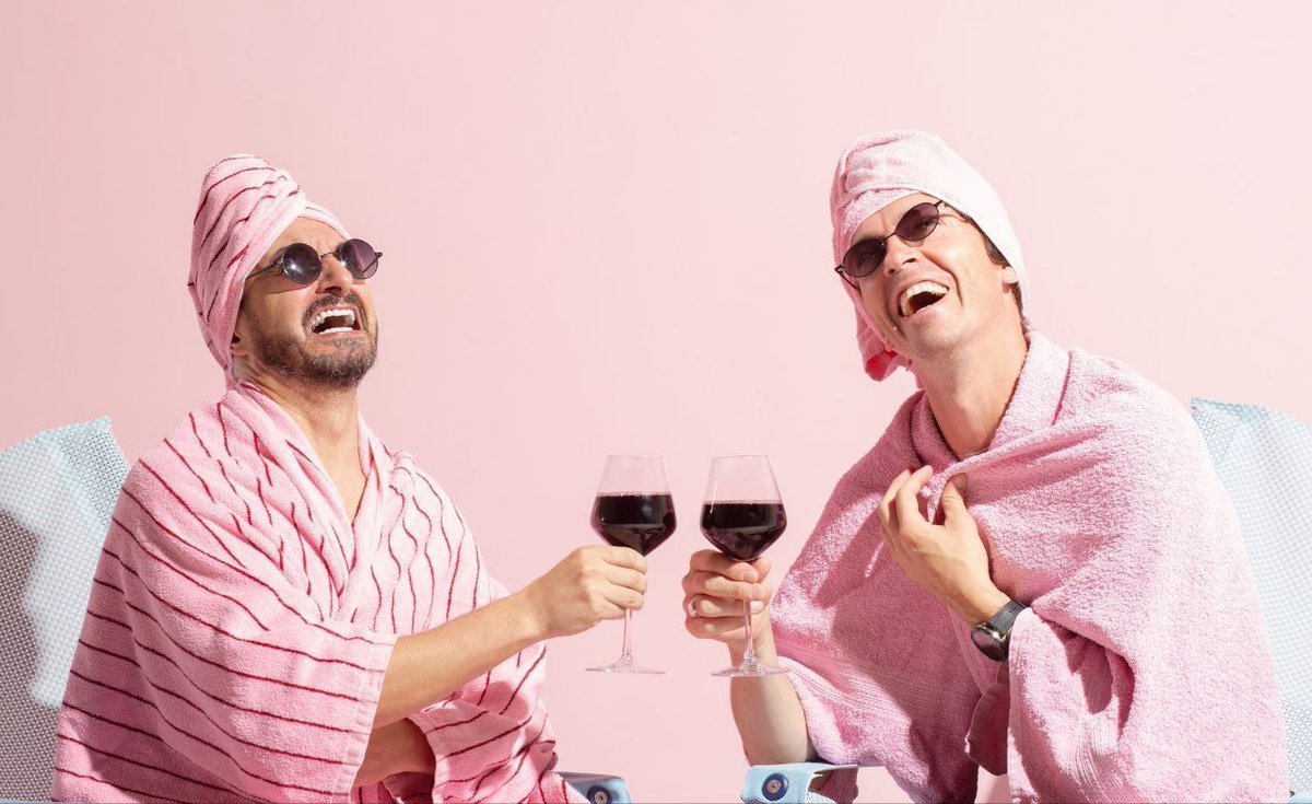 когда все повсюду напевали "тëрли свинки друг другу спинки", я нашла полный текст стихотворения и влюбилась оттуда в строчку "расселись в сенцах в махровых полотенцах"
ТАК ВОТ! 
уж такие душечки! 🐷🍷🍷🐷