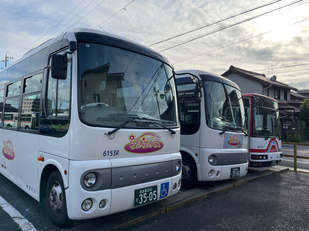 こんにちは😀#知多バス です🚌

昨日、仕事で名古屋に行ったのですが、暑さの質が違いました☀️なんかこうとにかくガッ🥵とくる暑さでした💦出歩きは危険⚠️
半田市と気温差が2～3度くらいありますが、少し舐めてました😅

#今日の一枚 
東海営業所シリーズ☺️ポンチョ2台と2007年式の中型車になります🤗
