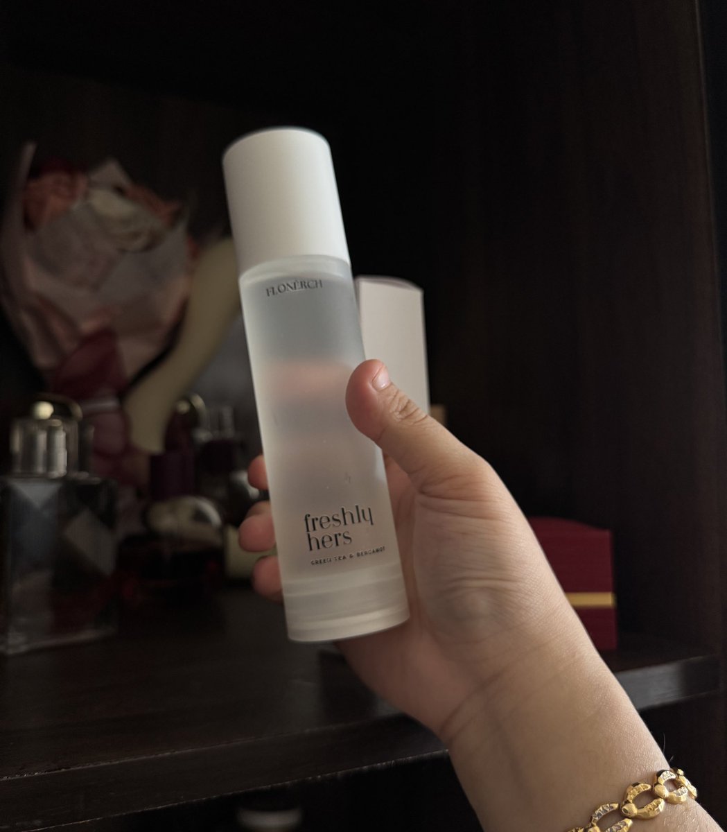 ꫀs (@erahsoo) on Twitter photo Dah sampai Freshly Hers Mist from <a href="/flonerch/">Flonerch 🌸 #FreshlyHers</a> tapi masalahnya bau Green Tea tu best sangat sampai husband Erah pun pakai?! ✋😭
Dah jadi hers + him dah ni?! 🫣🤭 Dah sampai Freshly Hers Mist from <a href="/flonerch/">Flonerch 🌸 #FreshlyHers</a> tapi masalahnya bau Green Tea tu best sangat sampai husband Erah pun pakai?! ✋😭
Dah jadi hers + him dah ni?! 🫣🤭