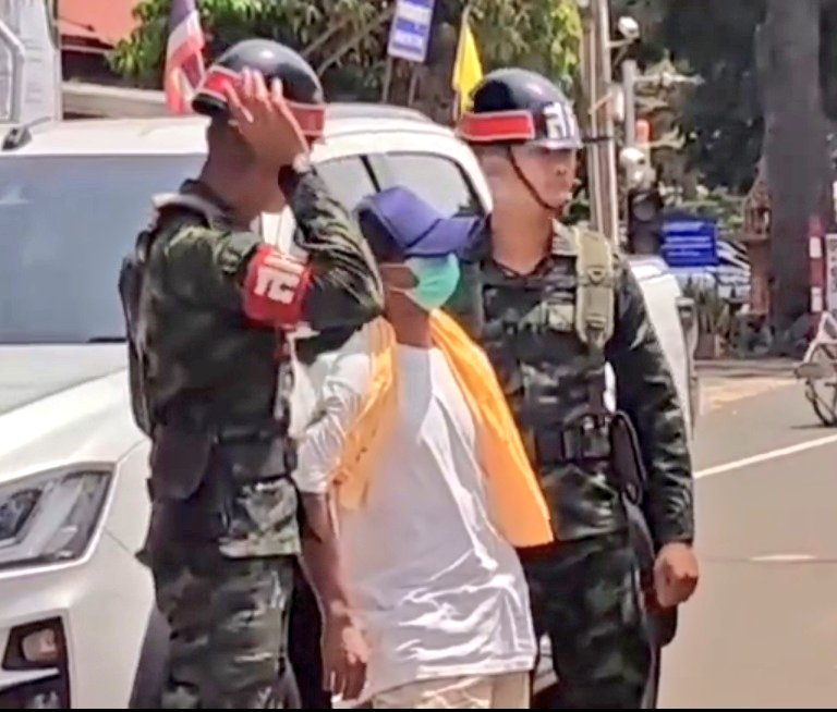 คำว่า #เขมรคบไม่ได้ นี่ไม่เกินจริง!!

ดูจากเหตุการณ์นี้ เชลยทหารเขมรทั้ง 18 คน ฝ่ายไทยดูแลอย่างดีนะ

หลังวางอาวุธยอมจำนน ก็หาเสื้อผ้าให้ใส่ หาข้าวปลาให้กิน คนเจ็บ 2 คนก็พาไปรักษา

ดูแลอย่างดี ก่อนส่งคนเจ็บกลับไปให้เขมรแล้ว 

ไม่ผิดคาด เขมรรับตัวกลับไปไม่กี่ชม. ก็ออกข่าวว่า