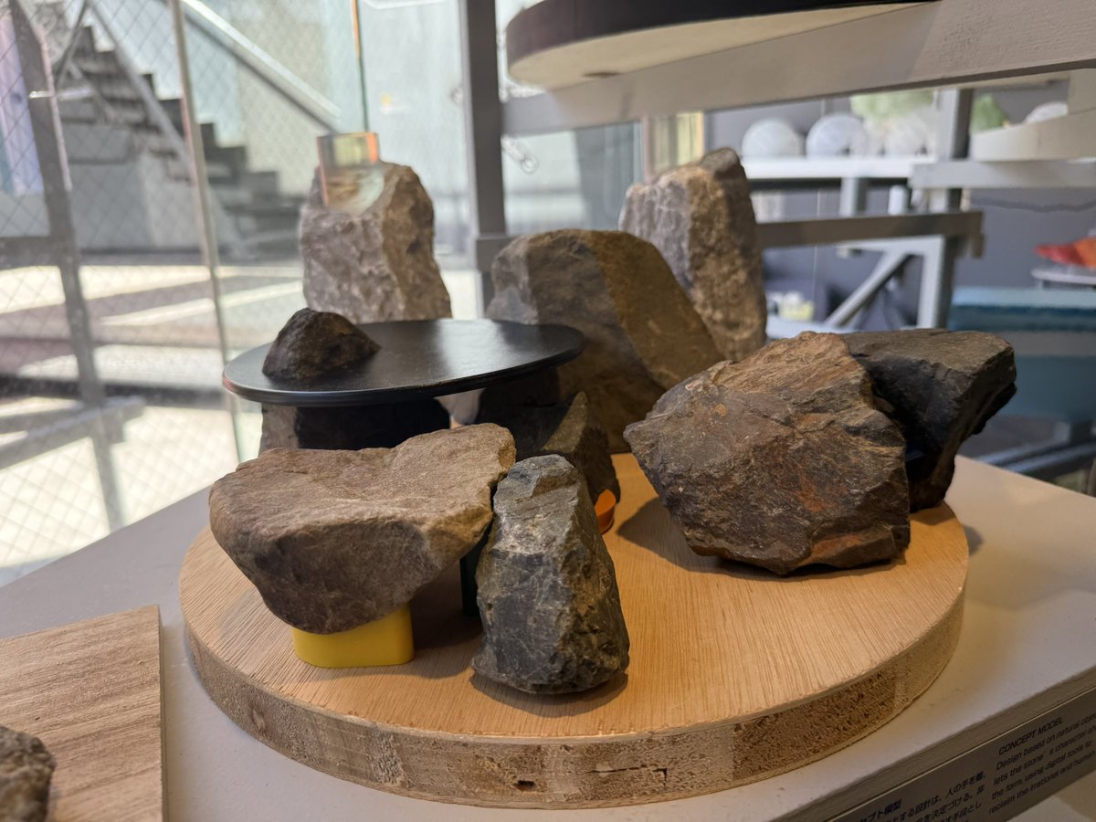 「新しい建築の当事者たち」展へ。万博に関わった若手建築家たちによるグループ展だが…これは…大変だ…。正直、ちょっと見たことのないほどの集団の創造的な熱量が渦巻いており、思わずクラクラした。簡単には全貌を掴ませてくれない、深く入り込むには覚悟のいる森のような展示だ。迷って簡単には帰