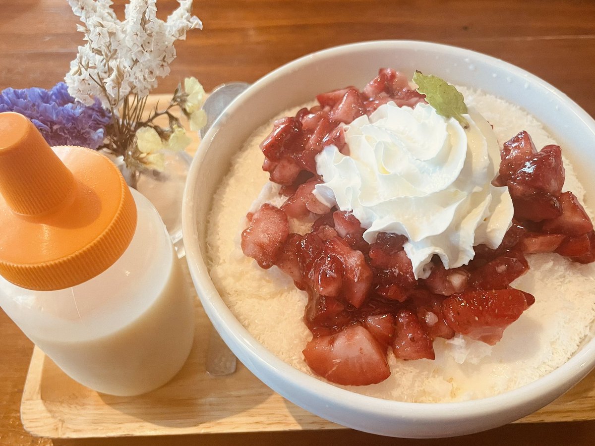 chan_m_8_'s tweet photo. この前の真夏の笑フェスの2日目に見たきしたかのの漫才が面白すぎてネタの名前わからないから探してるけど、その途中で岸さんの身長が172センチって知って衝撃。
185センチくらいあると思ったし🤯
演技？というかうますぎて面白すぎた。
かき氷も美味しすぎる🍧 https://t.co/7xHjQIS1ka