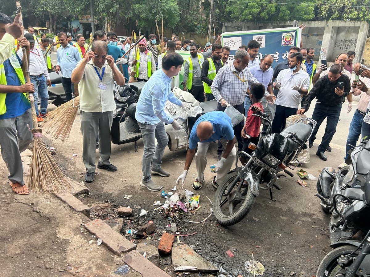 DMCentralDelhi's tweet photo. Swatchhta Abhiyan Drive at 350 Jhuggies, Near Varunalaya, Delhi Jal Board, D B Gupta Road, Delhi, conducted on 02/08/2025 under the aegis of Divisional commissioner, Delhi @CMODelhi https://t.co/CnFh3GhTVm