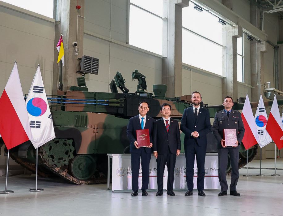 DefenseMirror's tweet photo. Poland Seals Major K2 Tank Deal with South Korea, Local Assembly to Begin by 2026::

https://t.co/9mmrnsr4QW

#PolandDefense #K2PL #HyundaiRotem #BumarŁabędy #MilitaryProduction #PolishArmy #TankDeal #DefenseIndustry #TechTransfer #K2Tanks #ArmorWeek #GlobalDefense https://t.co/nFqtR4WJWg
