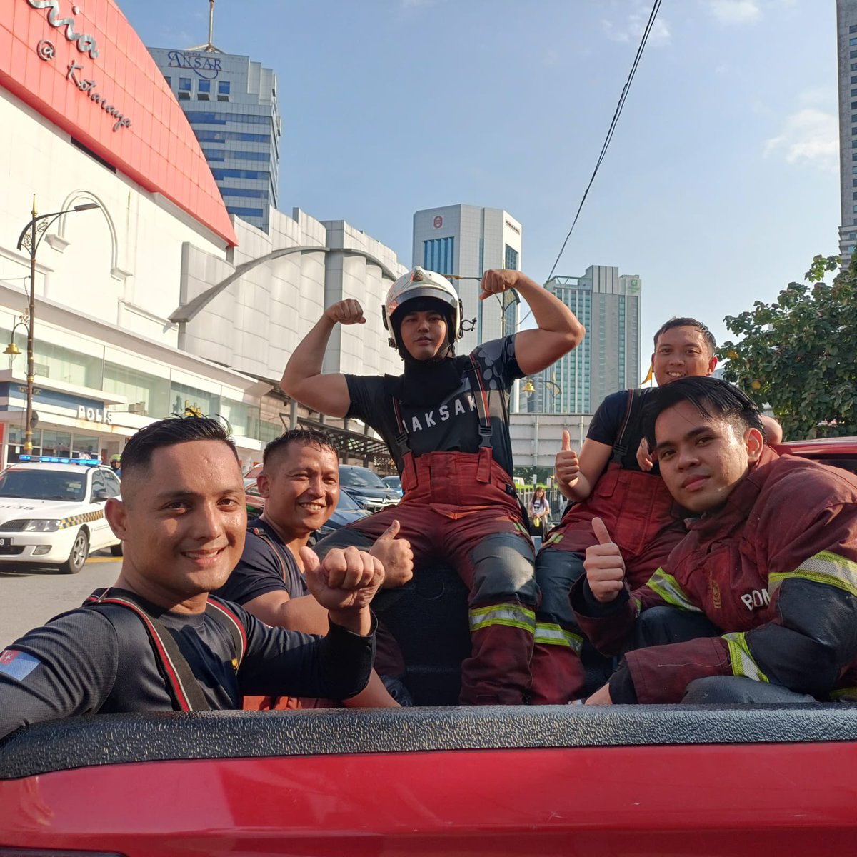 sasvathapriya's tweet photo. Our heroes that took down the fire this morning at JB town. Thank youu officers!
Abang2 sado in action ni hahaha😂
Pic credits from my dad who was happy with the team😊
@JBPM_official 

#JB 

Siapa2 kenal abg2 bomba kita mtk tlg sampaikn salam terima kasih 🫶 https://t.co/0UkQxZuHUM