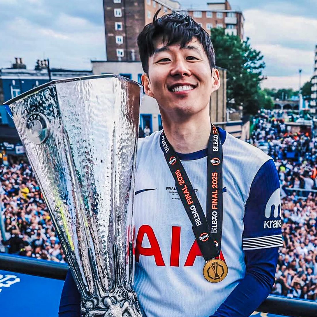 Trivela_Futebol's tweet photo. 🇰🇷ソン・フンミン（33歳）さん
🥺正式にトッテナムを退団を発表

在籍 10年  2015年→25年
454試合出場
173ゴール
101アシスト
UEL優勝1回
🏴󠁧󠁢󠁥󠁮󠁧󠁿アジア人最多127ゴール

間違いなく🏴󠁧󠁢󠁥󠁮󠁧󠁿の地でアジア人の価値を創り上げてくれた1人。
心から感謝とこれからも偉大なアジア選手として
リスペクトします🫩🔥🔥 https://t.co/T0qMXmq213