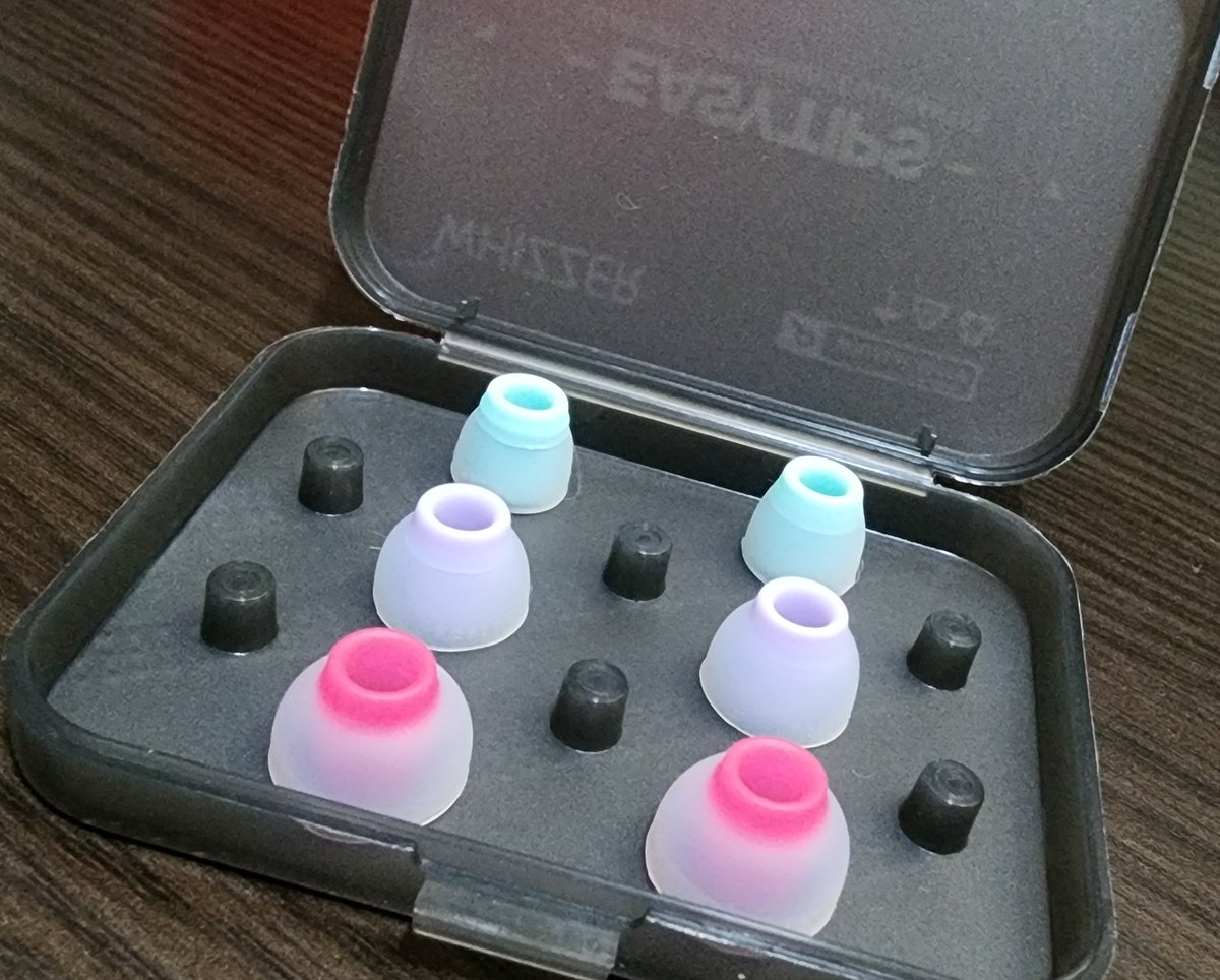 yuposu0o0's tweet image. WHIZZER ET100AB
前回購入時Lサイズだけ謎のイヤピが入っていてセラーに連絡したら新しいセット送ってくれました✨
WHIZZERさんの神対応✨
色のせいかちょっとアレですが装着感は良好です👍
やや高音寄りのバランス型だと思うので汎用性は高いと感じました。
オススメ度☆3.5です。
 #WHIZZER #ET100AB