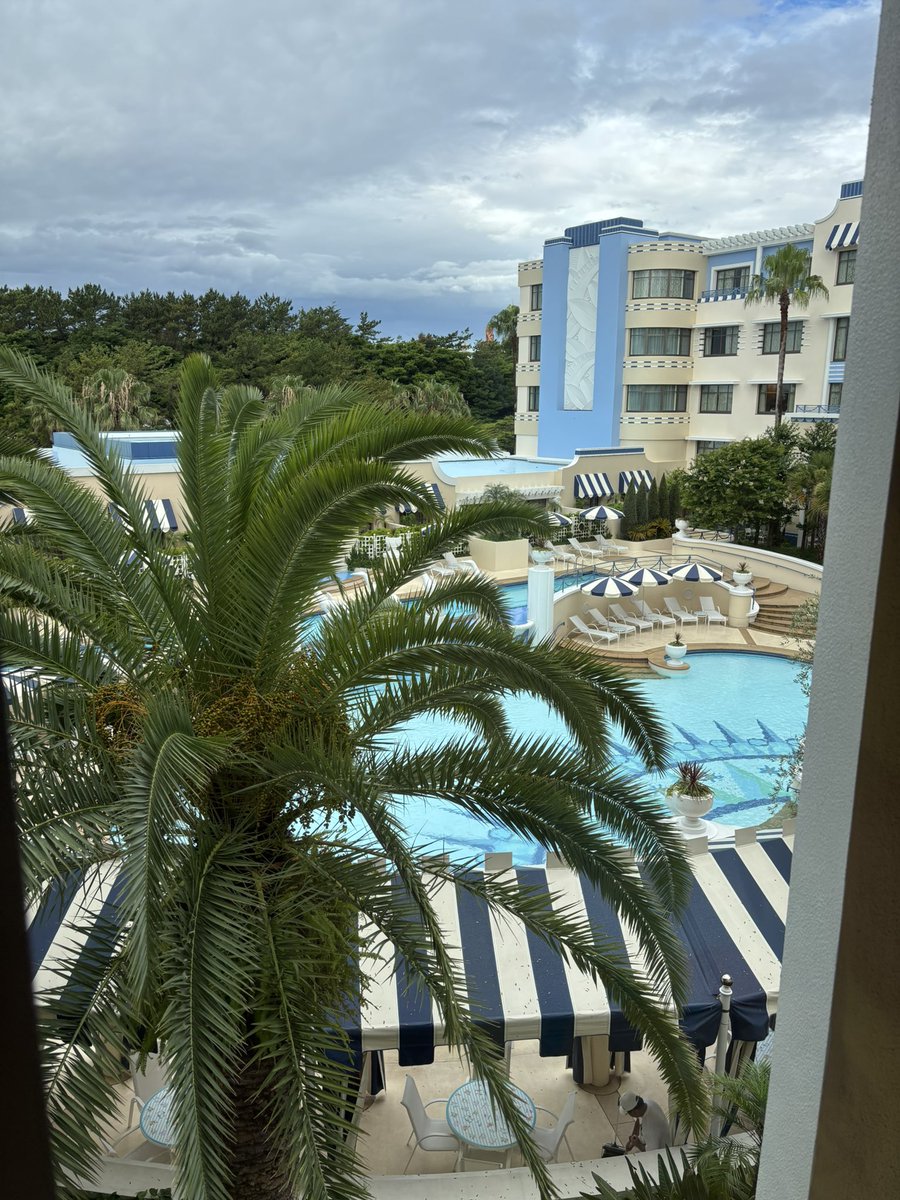 シェフミの朝食🌺スティッチ結構絡んでくれるのよきです✨からのシーにハピエンはギリギリ間に合った😊アンバも素敵なホテルだなぁ✨