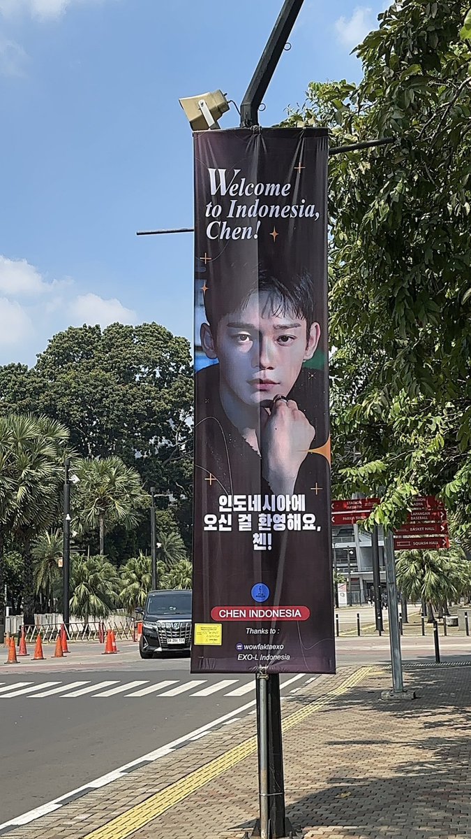 chen_indonesia's tweet photo. 📢 [FAN PROJECT - STREET BANNER]
 4 street banner dari Chen Indonesia sudah terpasang di sekitar venue ya!
 📍 Dekat gate masuk ✨ Jangan lupa foto yaa~ 📸 Tag kami di X &amp; IG ChenIndonesia

#CHEN #첸 #김종대 #YellowOceanForChen #CHEN_KOSTCONJKT #KOSTCONJAKARTA @CHEN_INB100 https://t.co/6Uh4iUtkAm